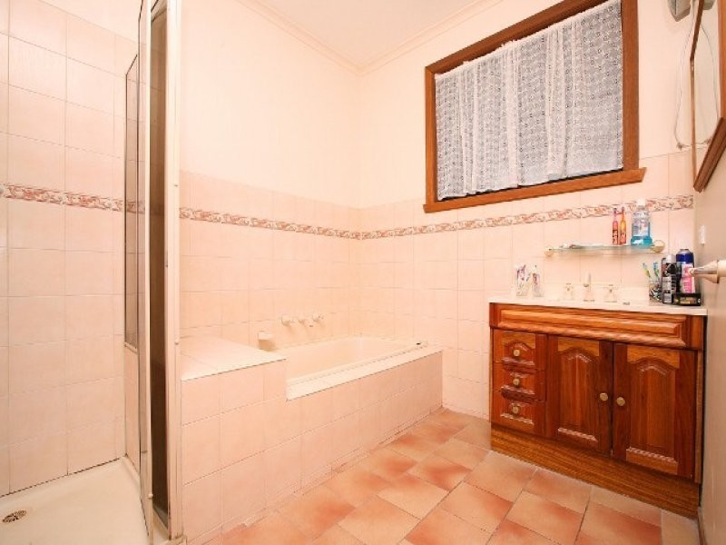 9 Montrose Court, Sydenham VIC 3037