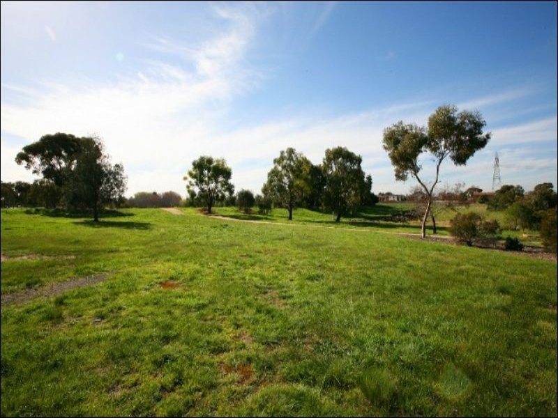 34 Village Avenue, Taylors Lakes VIC 3038