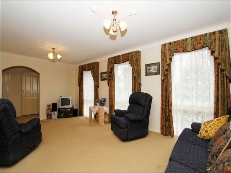 7 Innes Court, Taylors Lakes VIC 3038