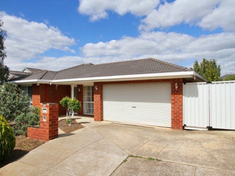 31 Boberrit Wynd, Sydenham VIC 3037