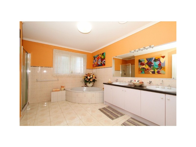 15 Parrakeet Court, Taylors Lakes VIC 3038