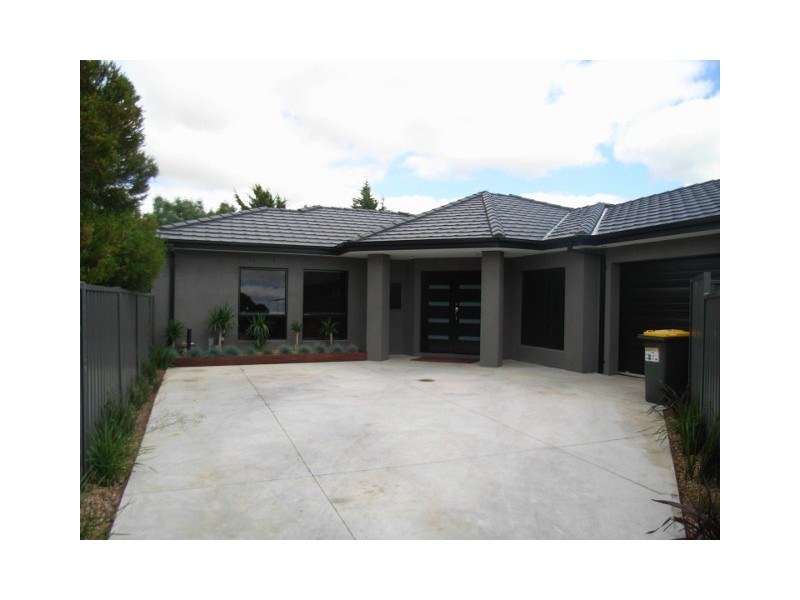 2/9 Buckingham Street, Sydenham VIC 3037