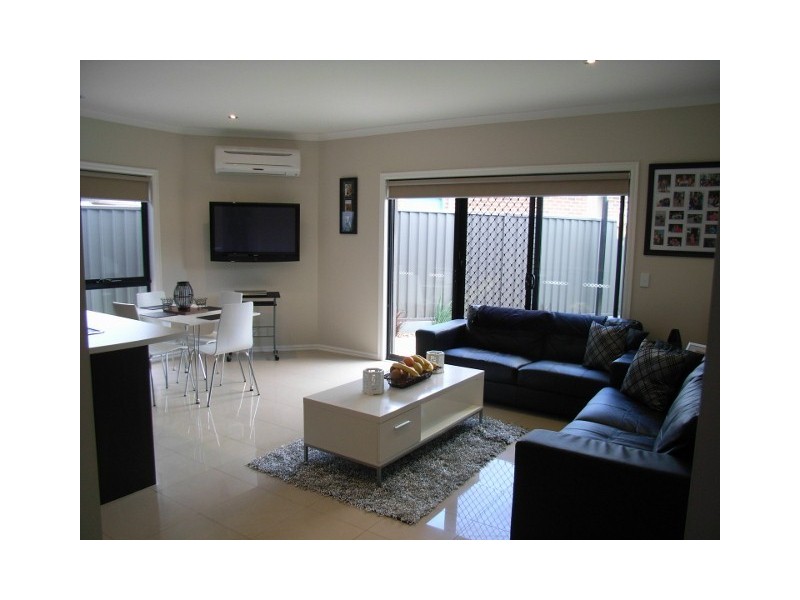 2/9 Buckingham Street, Sydenham VIC 3037