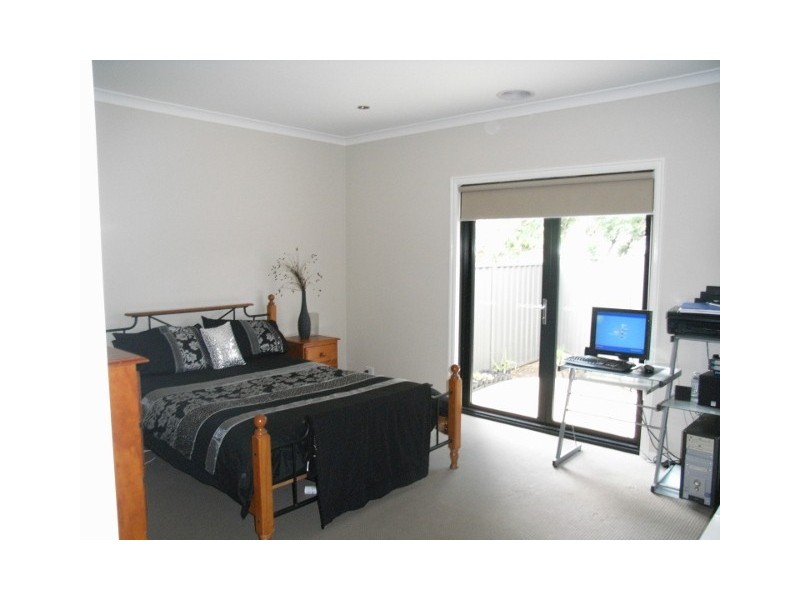 2/9 Buckingham Street, Sydenham VIC 3037