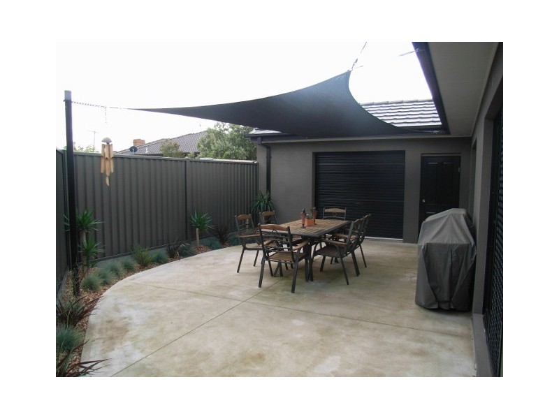 2/9 Buckingham Street, Sydenham VIC 3037