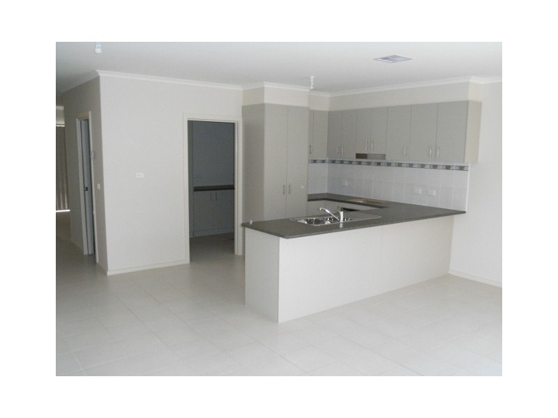 8 Kim Lane, Melton West VIC 3337