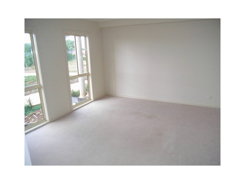 8 Kim Lane, Melton West VIC 3337