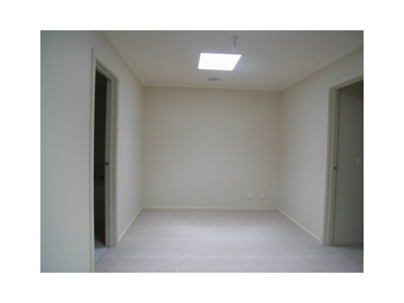 8 Kim Lane, Melton West VIC 3337