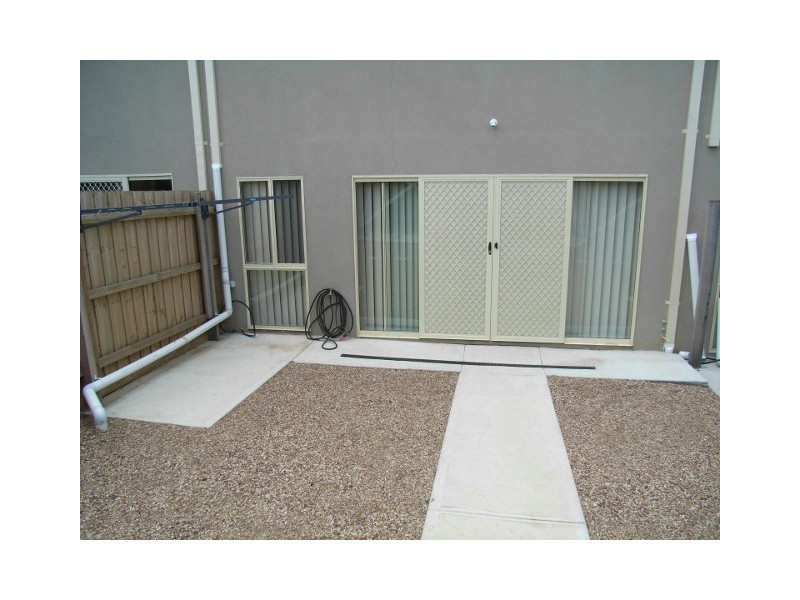 8 Kim Lane, Melton West VIC 3337