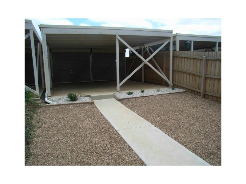 8 Kim Lane, Melton West VIC 3337