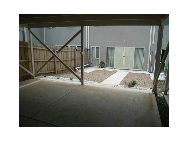 8 Kim Lane, Melton West VIC 3337