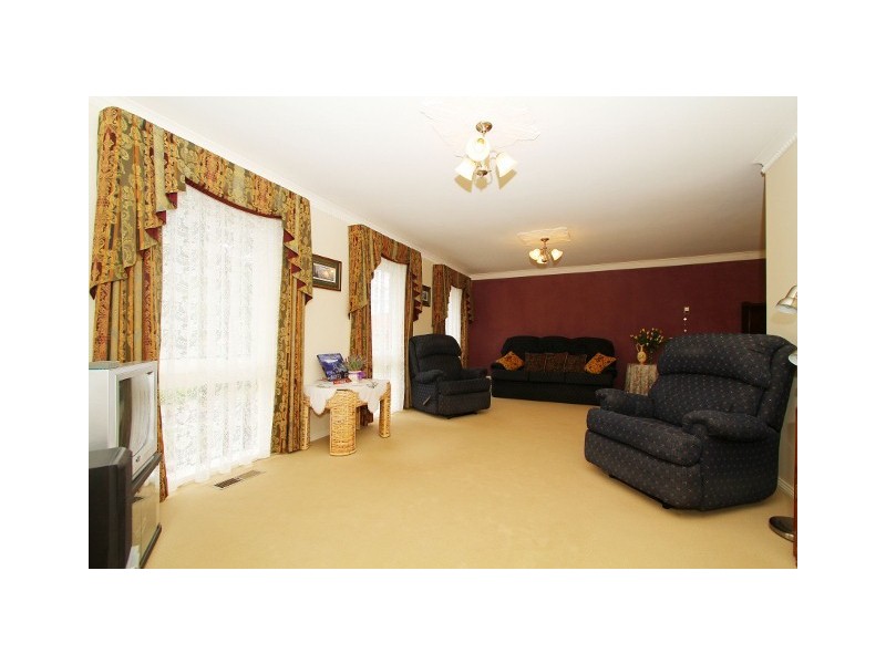 7 Innes Court, Taylors Lakes VIC 3038