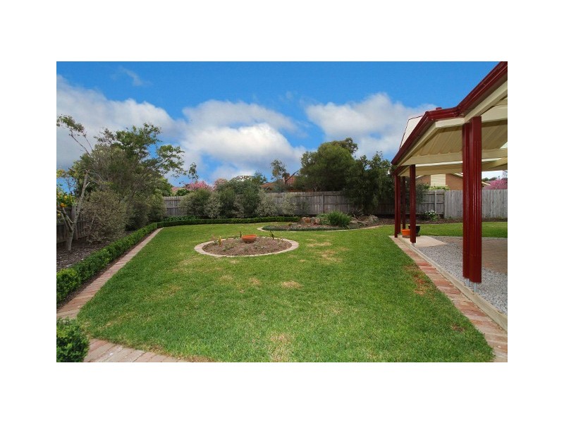 7 Innes Court, Taylors Lakes VIC 3038