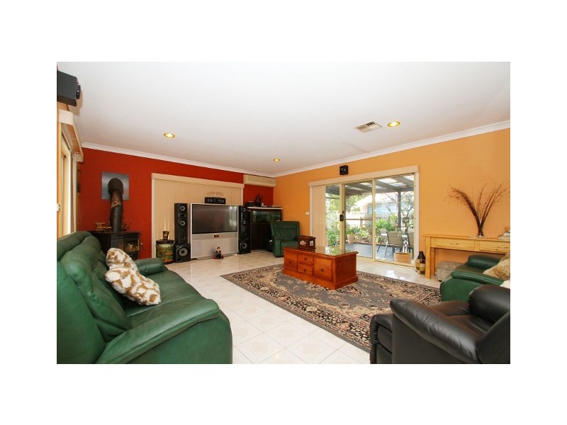 15 Parrakeet Court, Taylors Lakes VIC 3038