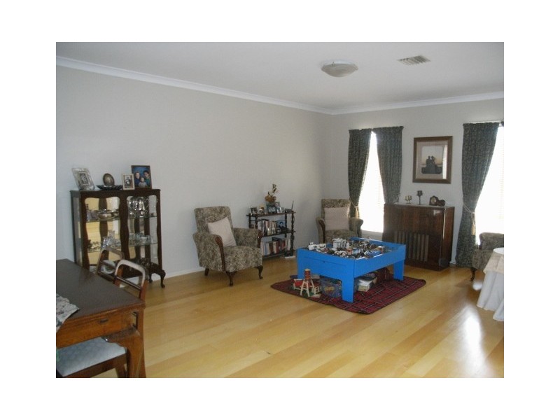 18 Victoria Way, Caroline Springs VIC 3023