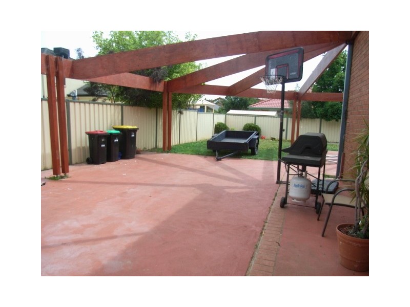 18 Victoria Way, Caroline Springs VIC 3023