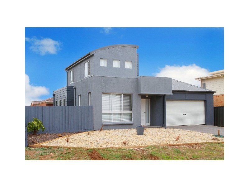 33 Pro Hart Way, Caroline Springs VIC 3023