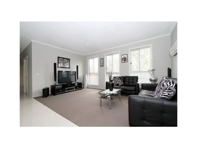 33 Pro Hart Way, Caroline Springs VIC 3023