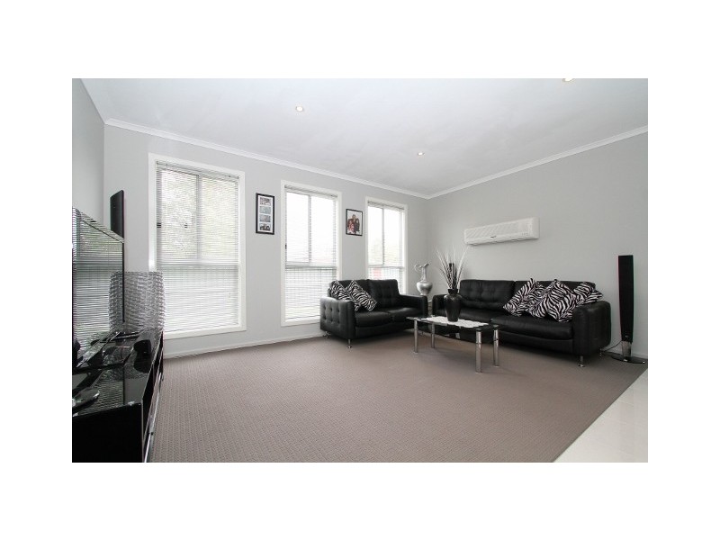 33 Pro Hart Way, Caroline Springs VIC 3023