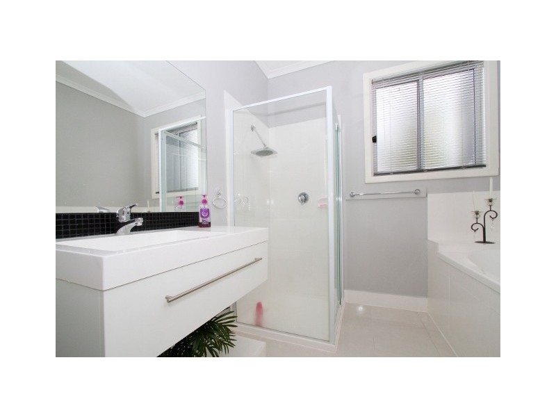 33 Pro Hart Way, Caroline Springs VIC 3023