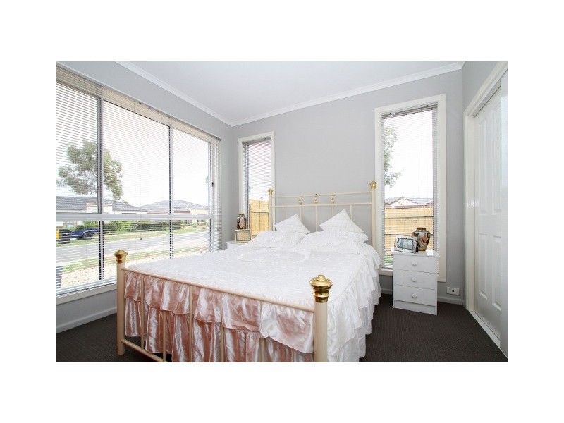 33 Pro Hart Way, Caroline Springs VIC 3023