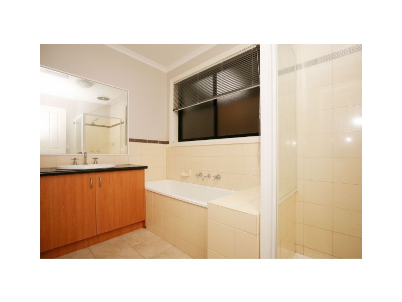 1/5 Elgin Close, Hillside VIC 3037