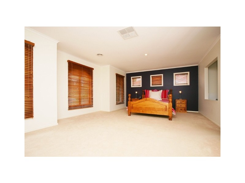 17 University Drive, Taylors Hill VIC 3037