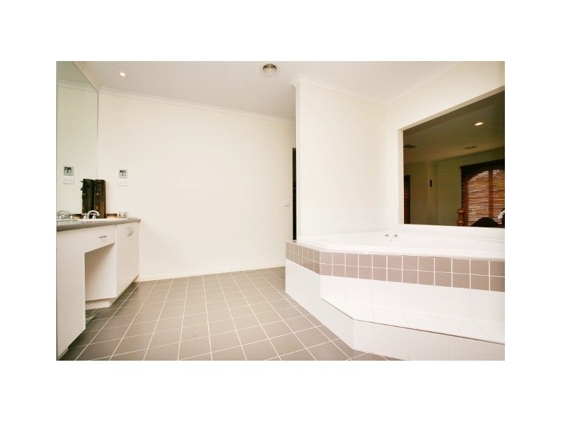 17 University Drive, Taylors Hill VIC 3037