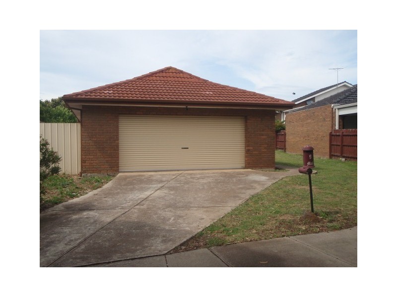 9 Willandra Court, Taylors Lakes VIC 3038
