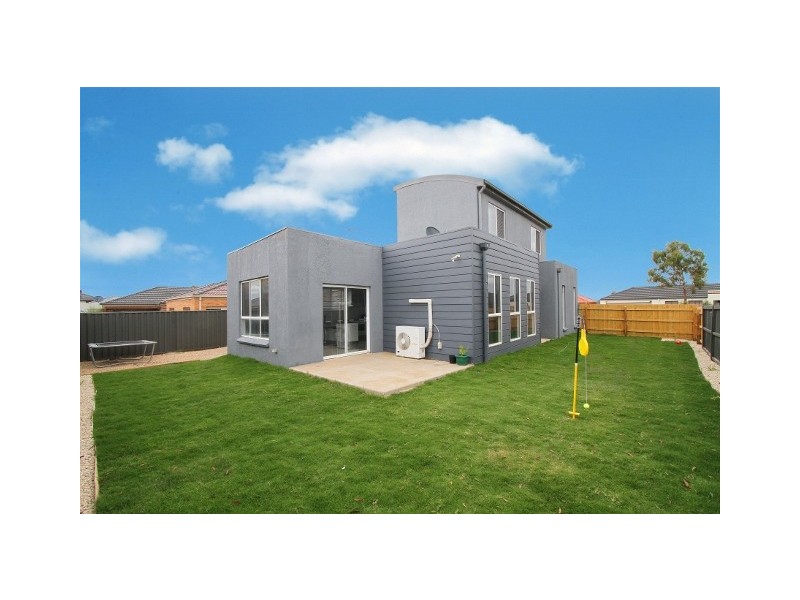 33 Pro Hart Way, Caroline Springs VIC 3023