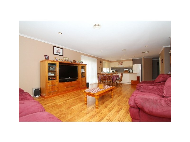 4 Sharrock Close, Caroline Springs VIC 3023