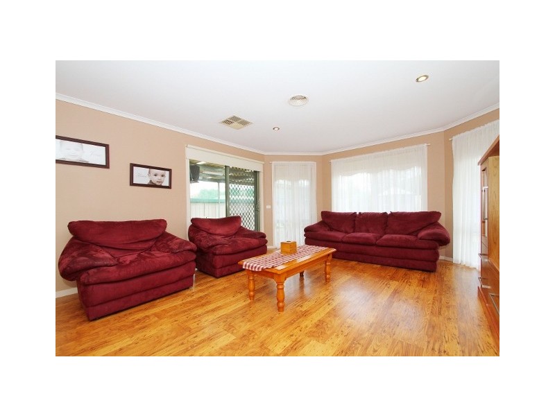 4 Sharrock Close, Caroline Springs VIC 3023