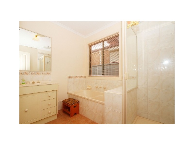 4 Sharrock Close, Caroline Springs VIC 3023