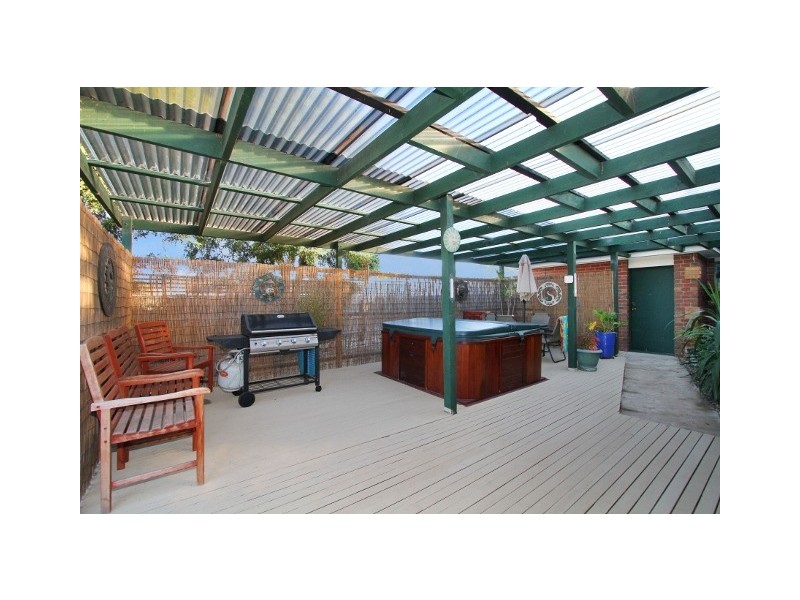 24 Delbridge Drive, Sydenham VIC 3037