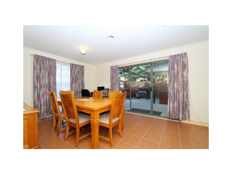 24 Delbridge Drive, Sydenham VIC 3037