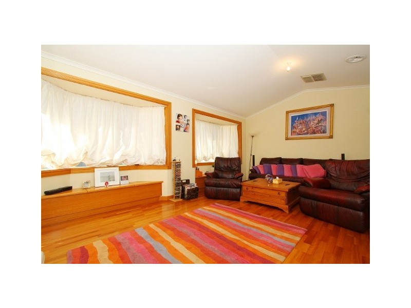 10 Bradley Drive, Hillside VIC 3037