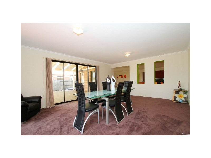 12 Collins Street, Taylors Hill VIC 3037
