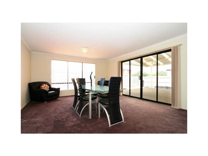 12 Collins Street, Taylors Hill VIC 3037