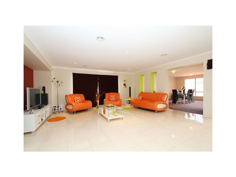 12 Collins Street, Taylors Hill VIC 3037