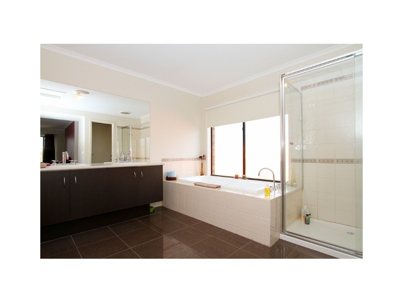 12 Collins Street, Taylors Hill VIC 3037