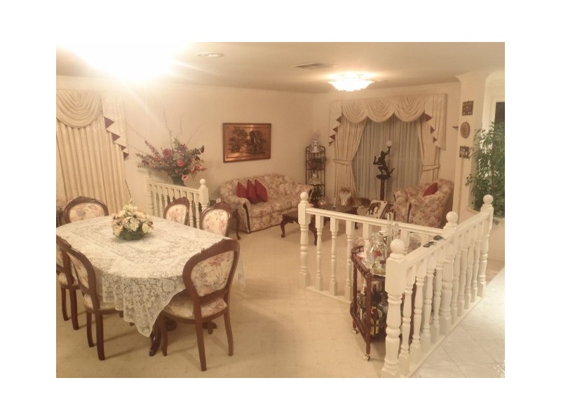 1 Glover Court, Taylors Lakes VIC 3038