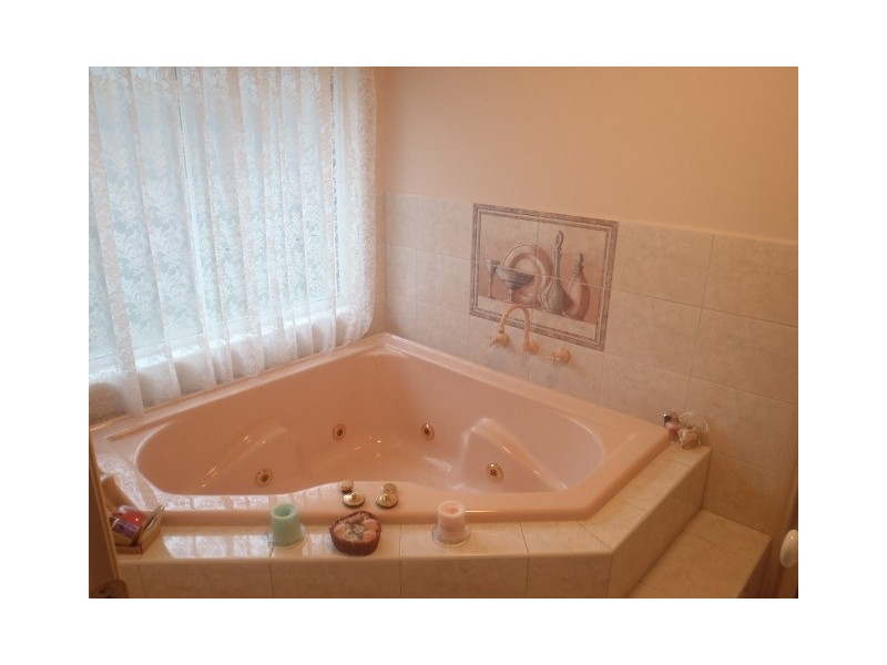 1 Glover Court, Taylors Lakes VIC 3038