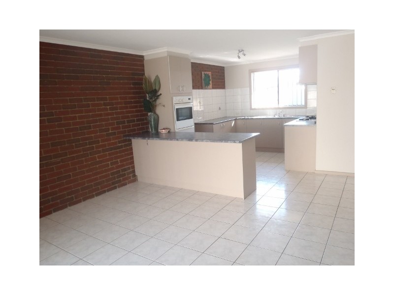 2/1 Montrose Court, Sydenham VIC 3037