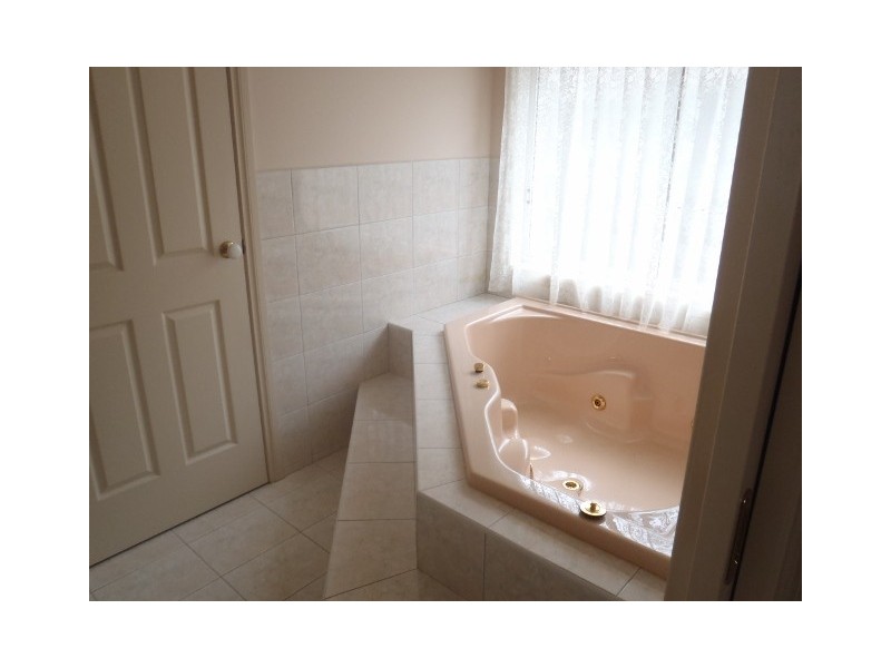 1 Glover Court, Taylors Lakes VIC 3038