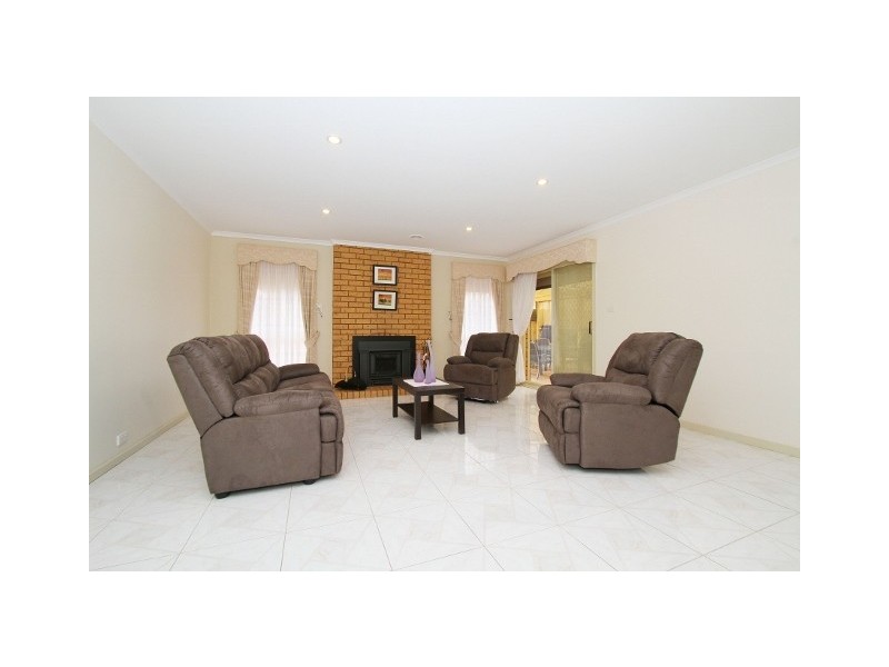 3 Burrowye Crescent, Taylors Lakes VIC 3038