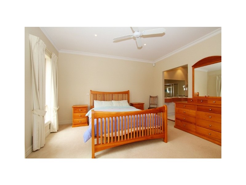 5 Namatjira Court, Taylors Lakes VIC 3038