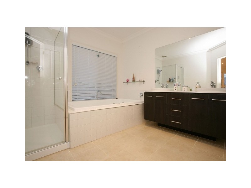 15 Collins Street, Taylors Hill VIC 3037