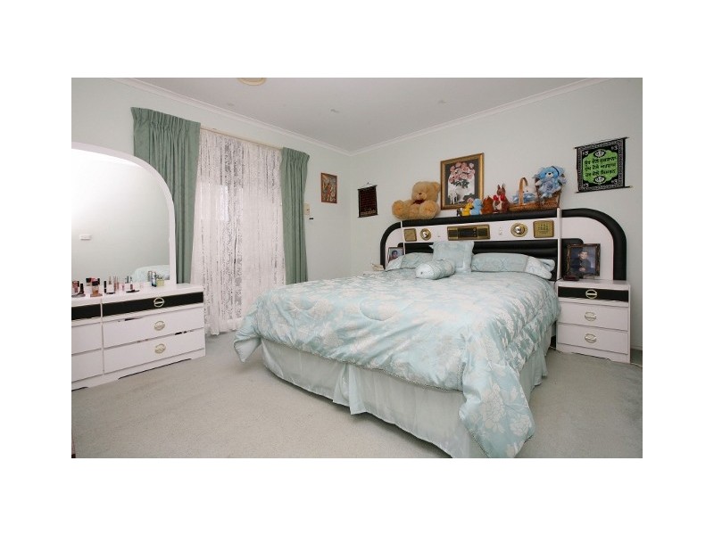10 Alexander Close, Delahey VIC 3037
