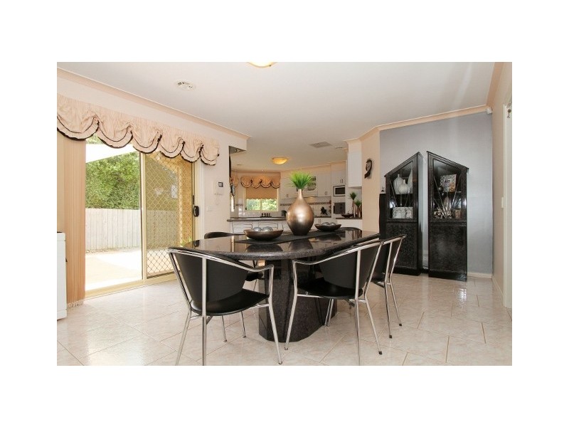 2 Lyell Place, Taylors Lakes VIC 3038