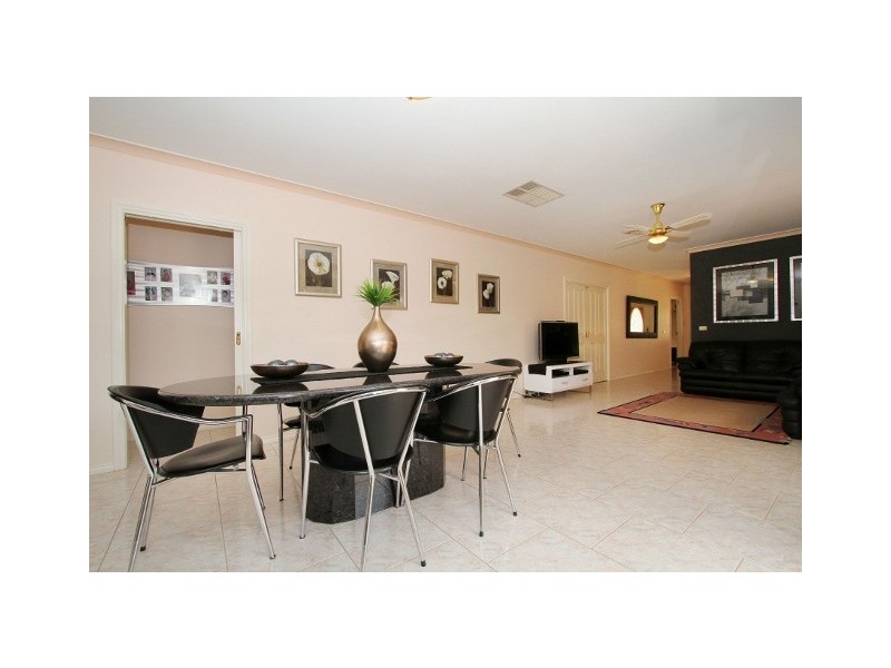 2 Lyell Place, Taylors Lakes VIC 3038